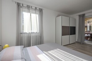 4 bedrooms, iron/ironing board, free WiFi, bed sheets