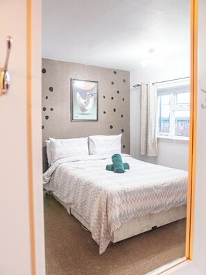 2 bedrooms, iron/ironing board, travel crib, WiFi - Welcome to Agape Apartment! Family- Friendly. CALLED HOME AWAY FROM HOME (Lowedges)