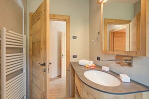 Douche, sèche-cheveux, bidet, serviettes fournies