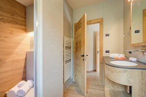 淋浴设施、吹风机、坐浴桶、毛巾