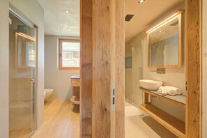 Douche, sèche-cheveux, bidet, serviettes fournies