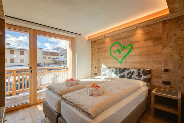 4 عدّة غرف نوم وواي فاي مجانًا وملاءات أسرّة