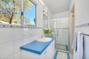 Regadera, amenidades de baño ecológicas, secadora de cabello, bidet 