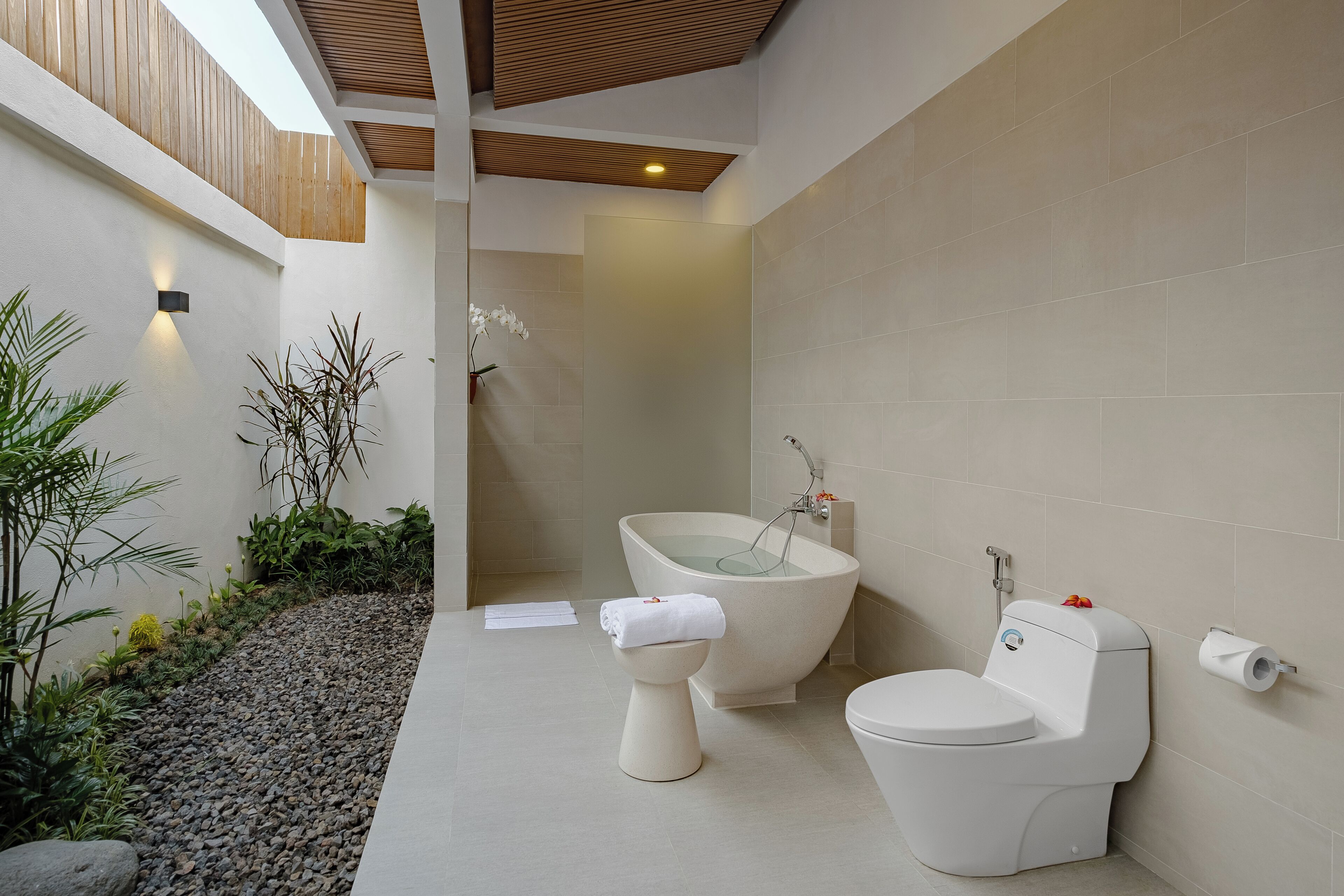 Bañera y ducha independientes, artículos de tocador gratuitos