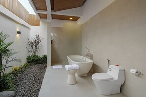 Badewanne und Dusche (separat), kostenlose Toilettenartikel