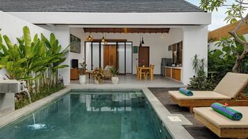 Villa, patio, uitzicht op zwembad | Terras