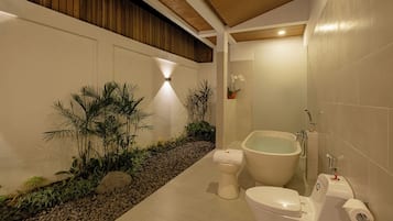 Huvila, patio, näköala uima-altaalle | Kylpyhuone | Erillinen kylpyamme ja suihku, ilmaiset hygieniatuotteet