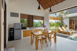 Lemari es, microwave, kompor, dan mesin pencuci piring
