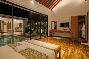 Vila, patio, pemandangan kolam renang | 1 kamar tidur, minibar, Wi-Fi gratis, dan seprai linen