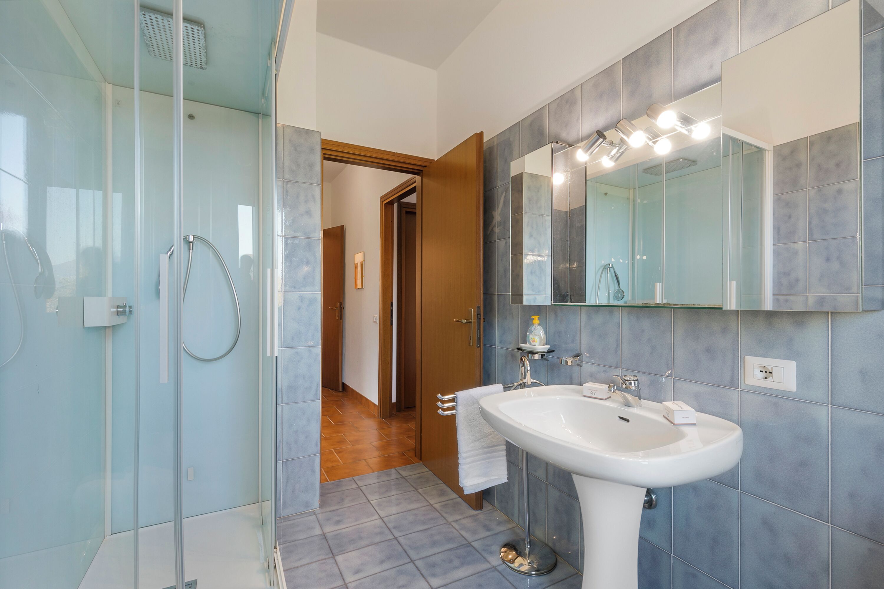 Douche, bidet, serviettes fournies
