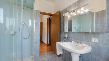 Douche, bidet, serviettes fournies