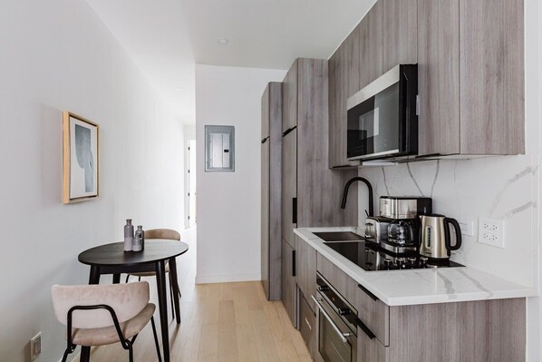 Réfrigérateur, micro-ondes, four, lave-vaisselle