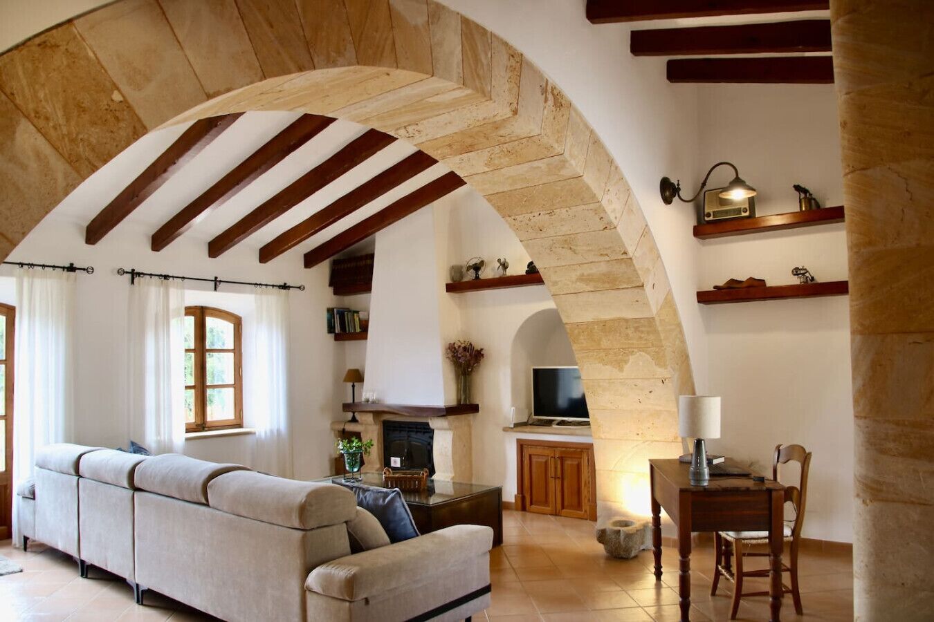 Télévision, cheminée, livres