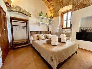 2 habitaciones, escritorio y tabla de planchar con plancha