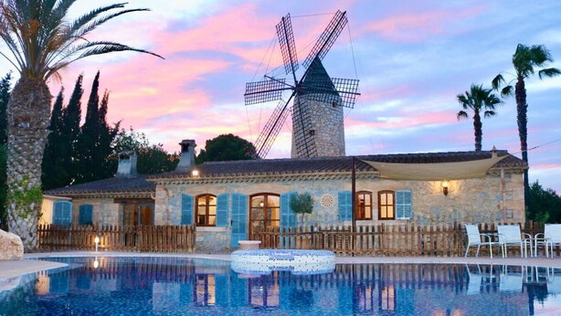 Il s’agit d’un bâtiment traditionnel en pierre, agrémenté d’un moulin à vent, d’une piscine et d’un espace extérieur aménagé pour se détendre.