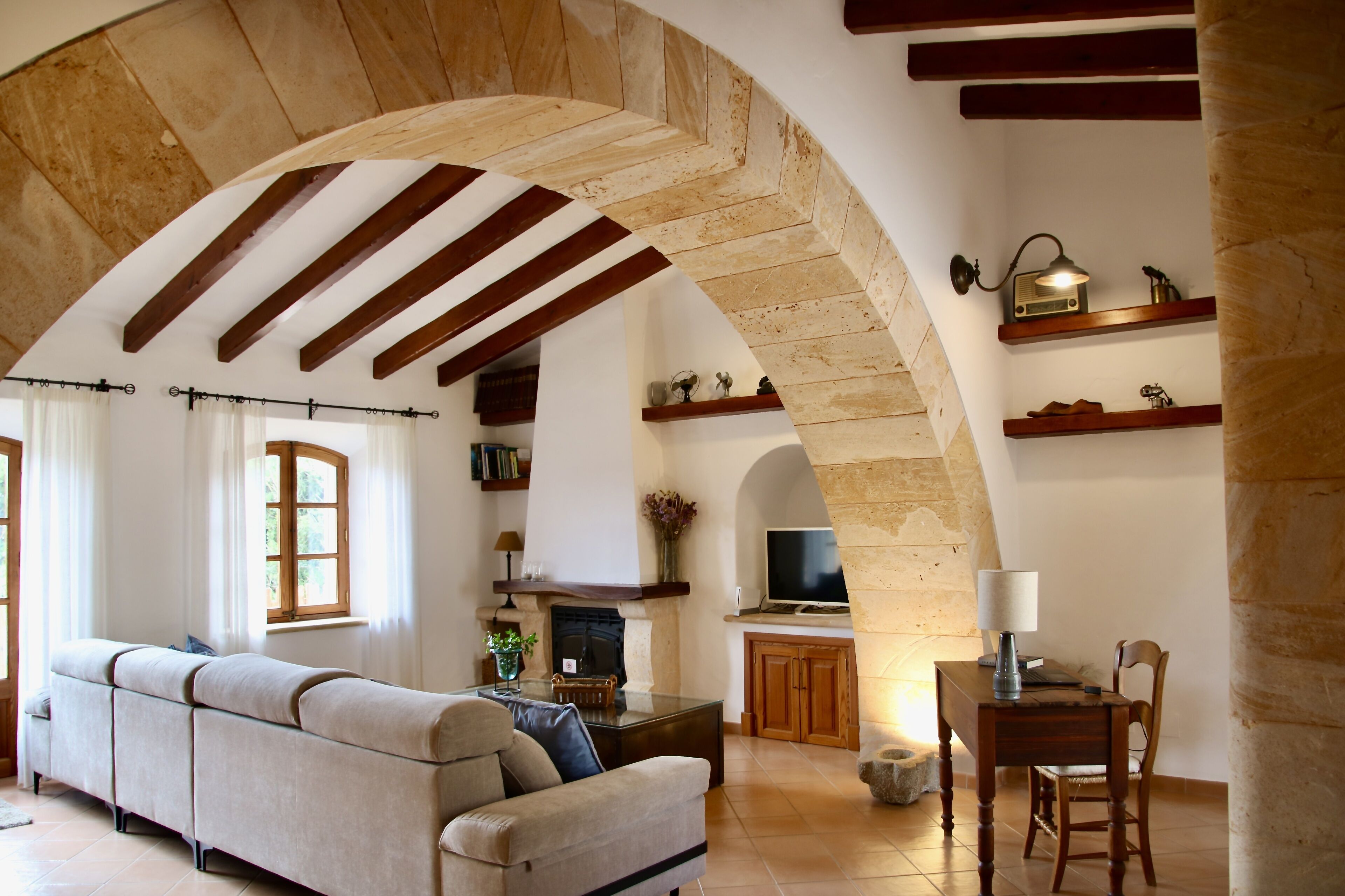 Televisie, een open haard en boeken