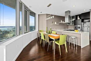 Fridge, microwave, oven, dishwasher - Blueground | Bellevue, pool & w/d, nr park (Kirkland)