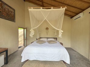 1 bedroom, WiFi - Nestled in the tranquil hills of Kubu Village, Bangli. The private pool villa. (Bali)