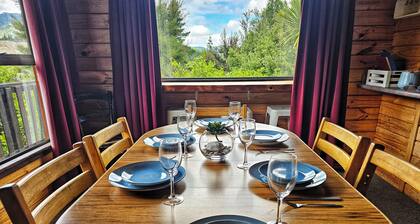 Acheron House: Cosy chalet, breathtaking views, pets welcome!