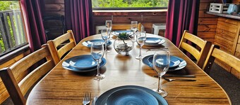 Acheron House: Cosy chalet, breathtaking views, pets welcome!