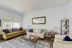 TV - Lagoon views, shared pool and easy access to Shelter Cove Towne Center (Hilton Head)