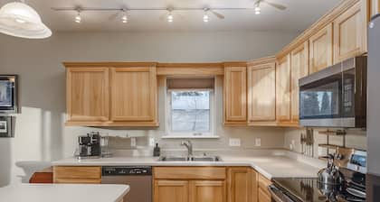 Family-friendly home with streaming, fireplace, & nearby activities - water view