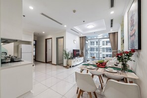 家庭公寓, 2 间卧室, 阳台, 庭院景观 | 起居区 | 平板电视、Netflix、流媒体服务