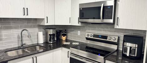 Kühlschrank, Mikrowelle, Ofen, Geschirrspüler