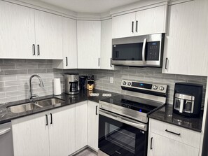 Kühlschrank, Mikrowelle, Ofen, Geschirrspüler