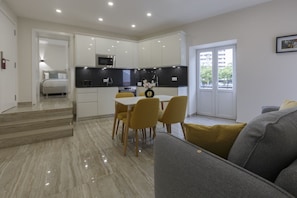 Apartamento superluxo, 2 quartos, sacada, vista para a cidade | Cozinha privada | Máquina de café expresso, cafeteira/chaleira, chaleira elétrica