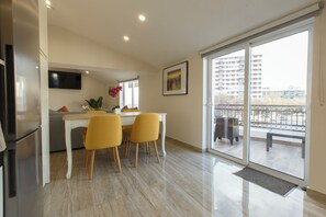 Luxe penthouse, balkon | Woonruimte | Een 4055-inch smart-tv met digitale zenders