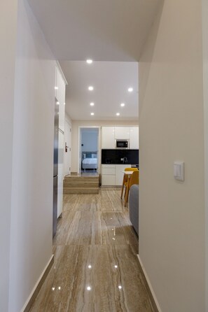 Luxe appartement, 2 slaapkamers, balkon, uitzicht op de stad | Woonruimte | Een 4055-inch smart-tv met digitale zenders