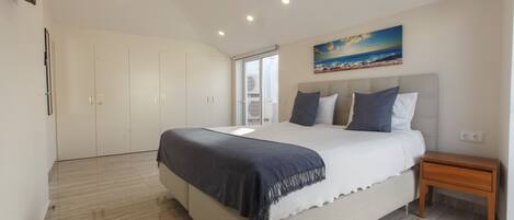 Appartement Penthouse luxueux, balcon | Literie de qualité, lit avec matelas à plateau-coussin, minibar