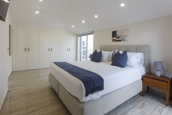 Luxe penthouse, balkon | Luxe beddengoed, pillowtop-bedden, een minibar, een kluis op de kamer