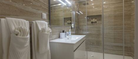 Luxury-Apartment, 2 Schlafzimmer, Balkon, Stadtblick | Badezimmer