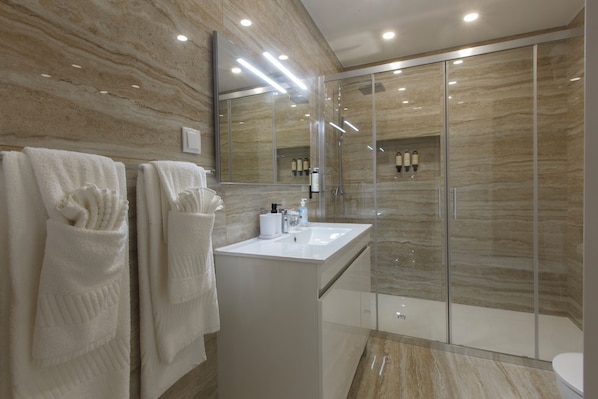 Luxury-Apartment, 2Â Schlafzimmer, Balkon, Stadtblick | Badezimmer