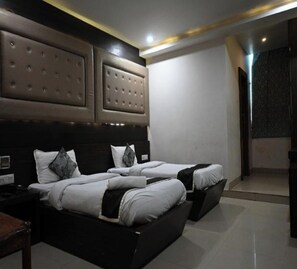 Deluxe Twin Bedded Room | Free WiFi - Hotel Ajay International (Prayagraj)