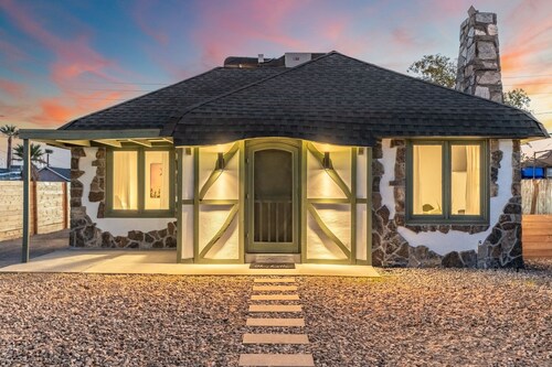 Charming Cottage - Storybook Style - Near Downtown Phoenix!