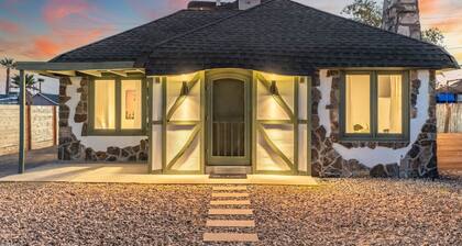 Charming Cottage - Storybook Style - Near Downtown Phoenix!