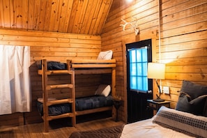 2 bedrooms, WiFi, bed sheets - lakeside 3: Charming 2-bedroom cabin with AC and WiFi in peaceful Solgohachia (Solgohachia)