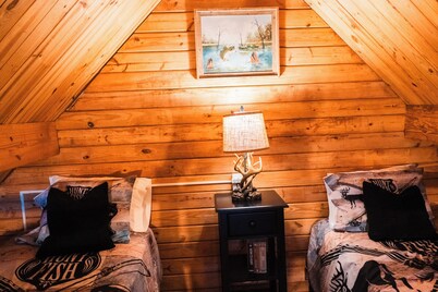 lakeside 3: Charming 2-bedroom cabin with AC and WiFi in peaceful Solgohachia