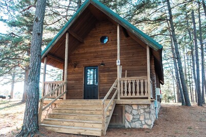 lakeside 3: Charming 2-bedroom cabin with AC and WiFi in peaceful Solgohachia