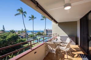 Property grounds - Central AC Ocean & Mountain View 2-bedroom 2-Bath condo across Magic Sands Beach (Kailua-Kona)
