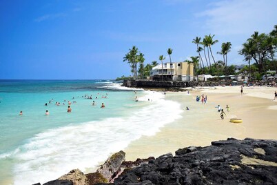 Central AC Ocean & Mountain View 2-bedroom 2-Bath condo across Magic Sands Beach