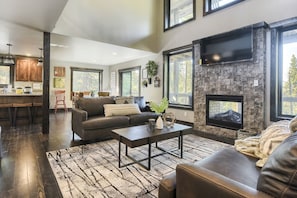 Smart TV, fireplace