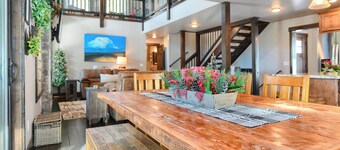 Lucky 7 Lodge - Beautiful 4 bedroom with mountain views close to the ski slopes!