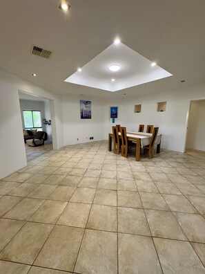 House, Multiple Beds, Non Smoking, Partial Ocean View | Dining room