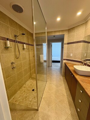 House, Multiple Beds, Non Smoking, Partial Ocean View | Bathroom