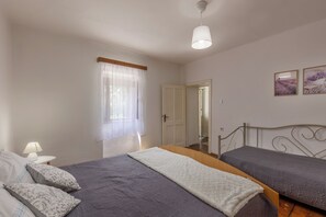 Maison Familiale, plusieurs chambres (House Papinka with Private Pool &)