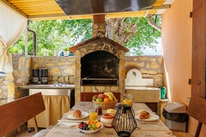 Casa familiar, varias habitaciones (House Papinka with Private Pool &) | Restaurante al aire libre